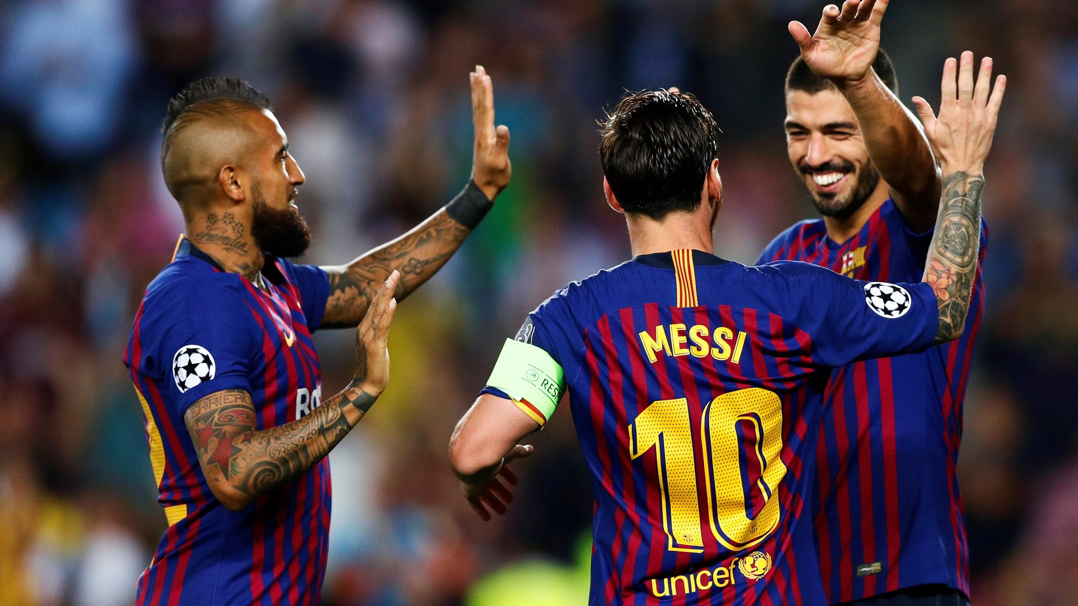 Messi celebra con Suárez y Arturo Vidal un gol ante el PSV