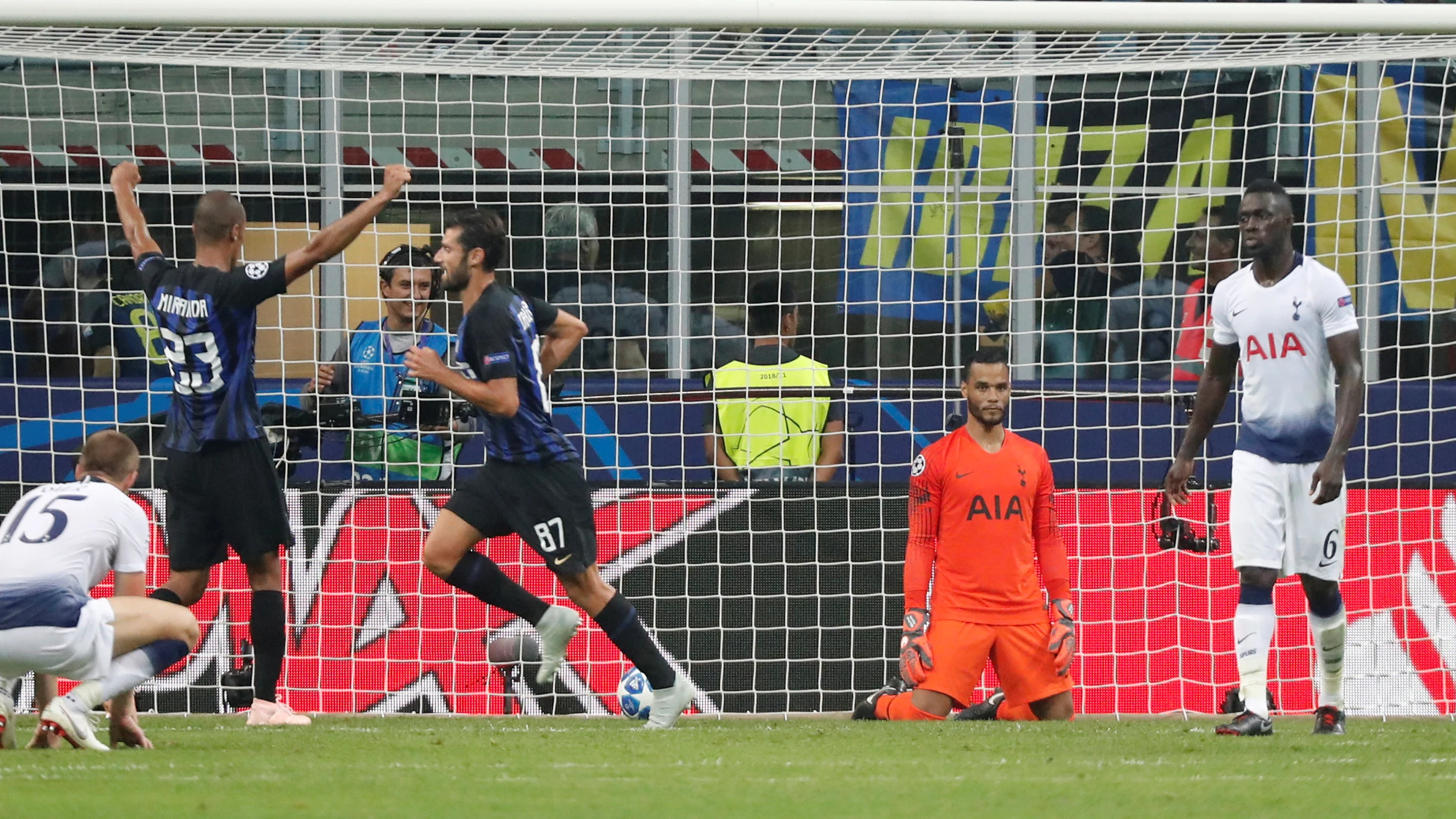 Los jugadores del Inter celebran el segundo gol ante el Tottenham