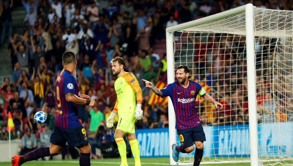 Leo Messi celebra uno de sus tres goles ante el PSV