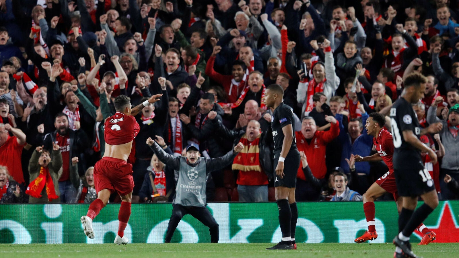 Firmino celebra el tercer y definitivo gol ante el PSG