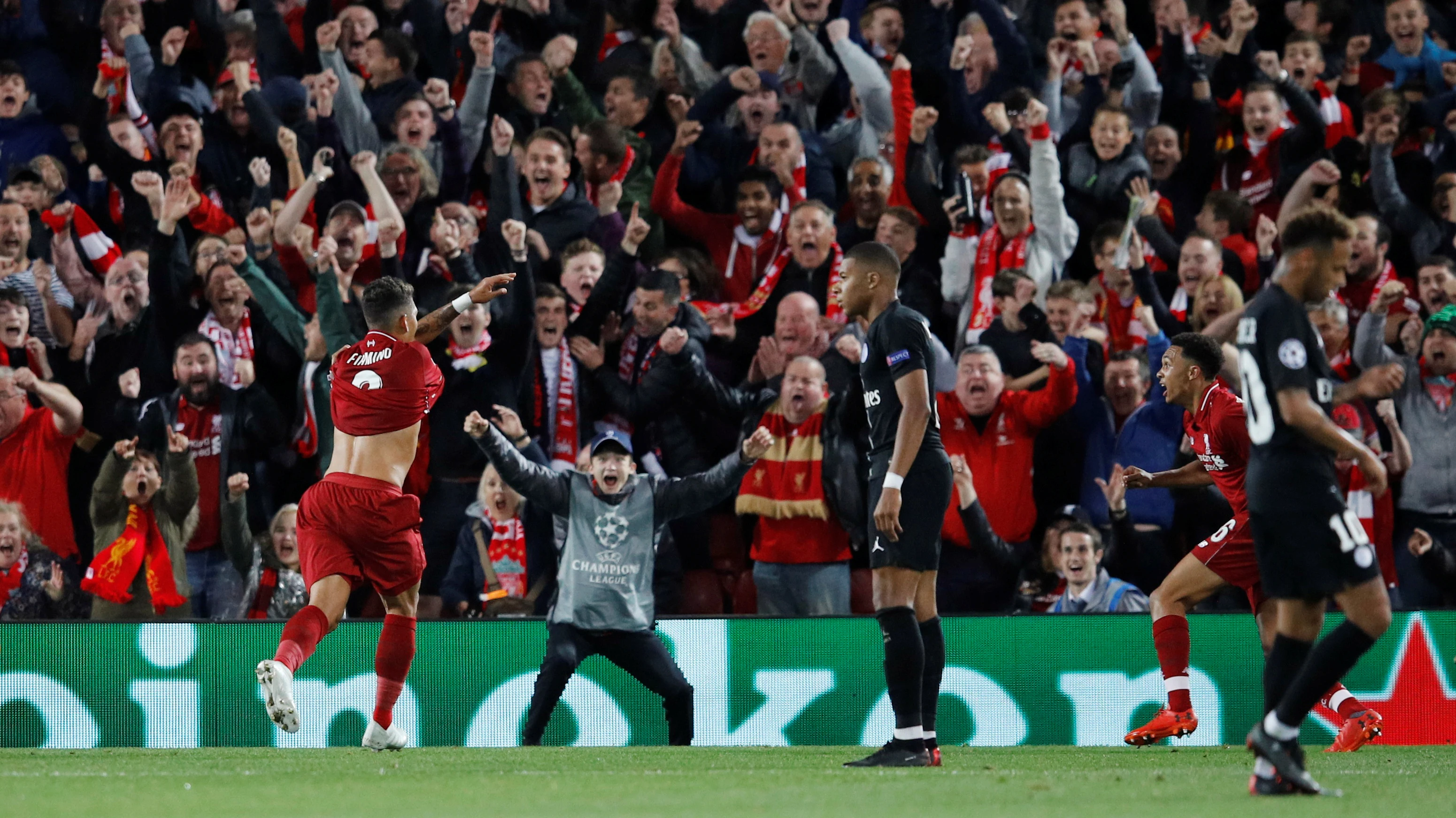 Firmino celebra el tercer y definitivo gol ante el PSG