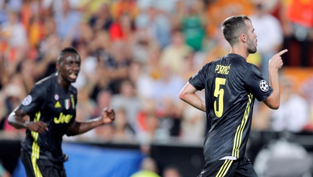 Pjanic celebra un gol en Mestalla