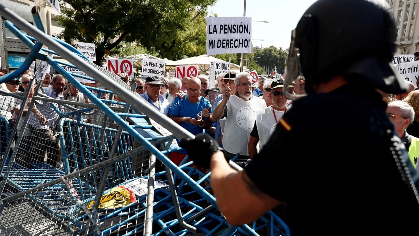 Tensión entre pensionistas y antidisturbios frente al Congreso Tensión entre pensionistas y antidisturbios frente al Congreso