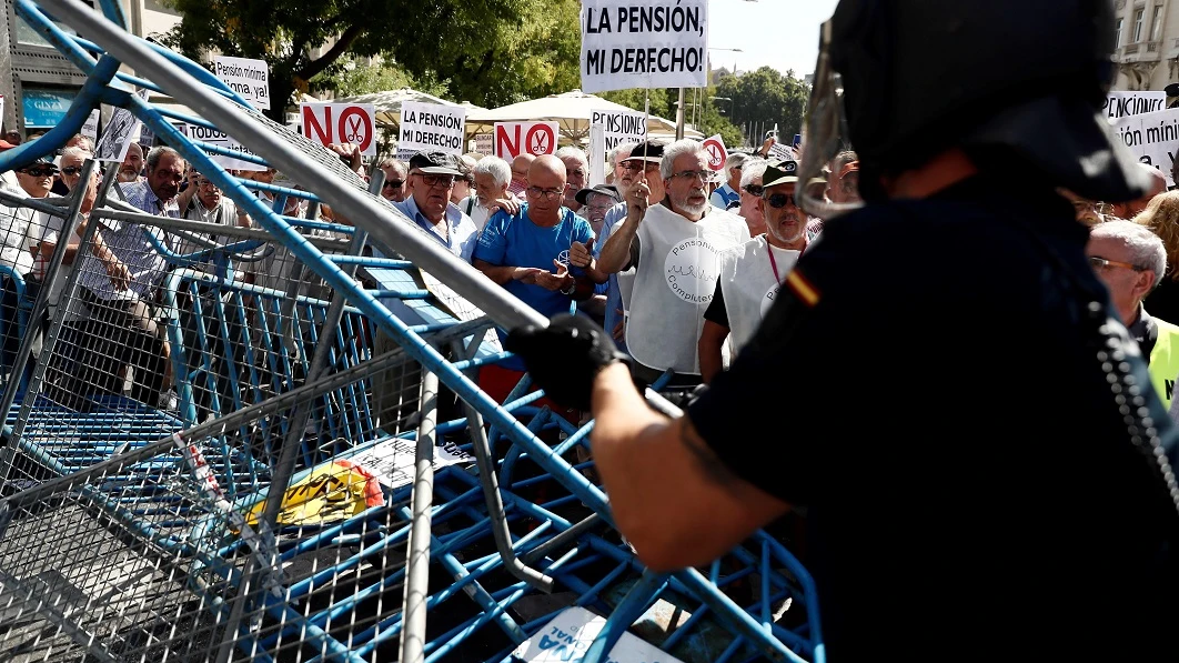 Tensión entre pensionistas y antidisturbios frente al Congreso