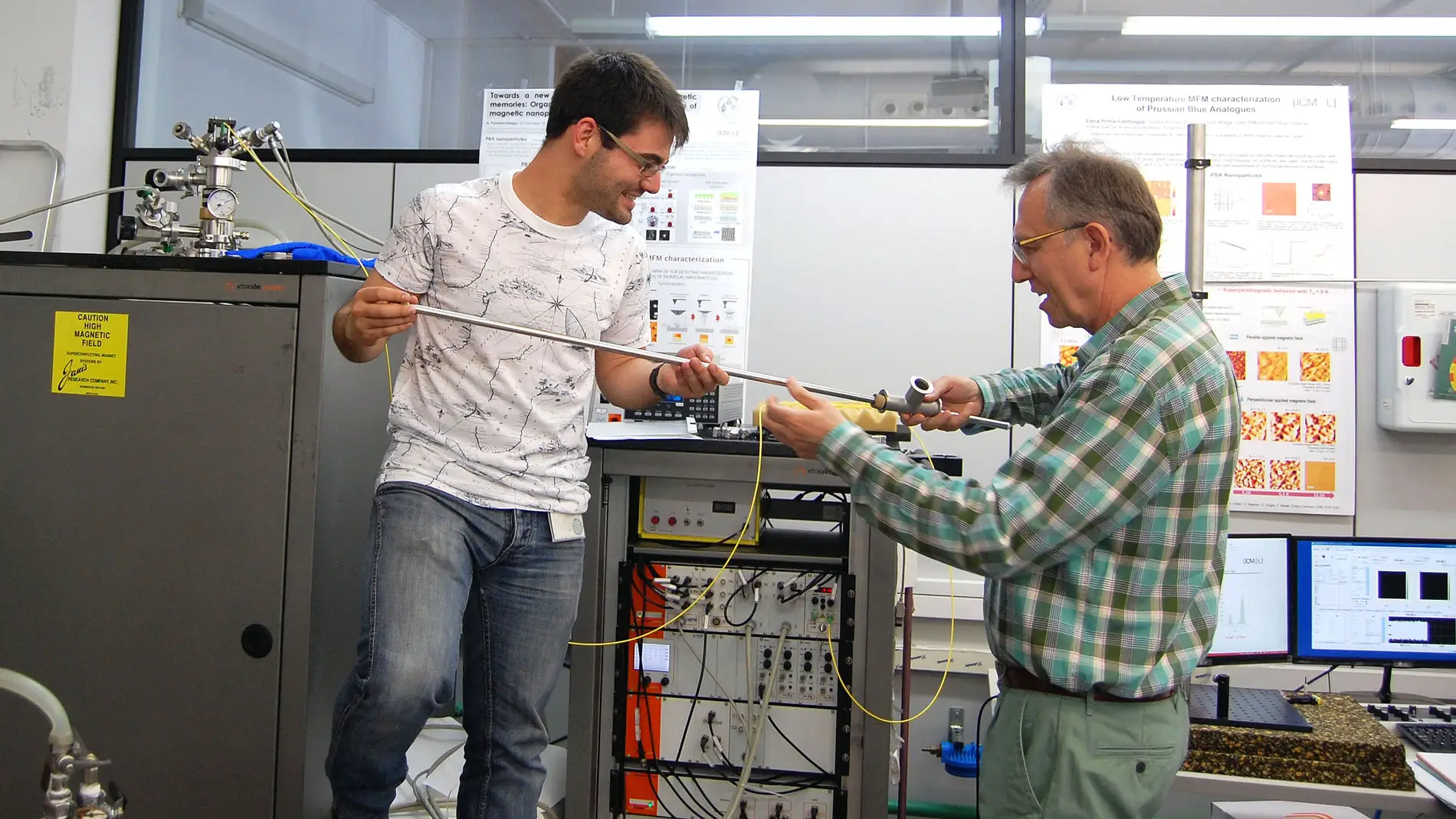 Coronado y Mañas en el laboratorio