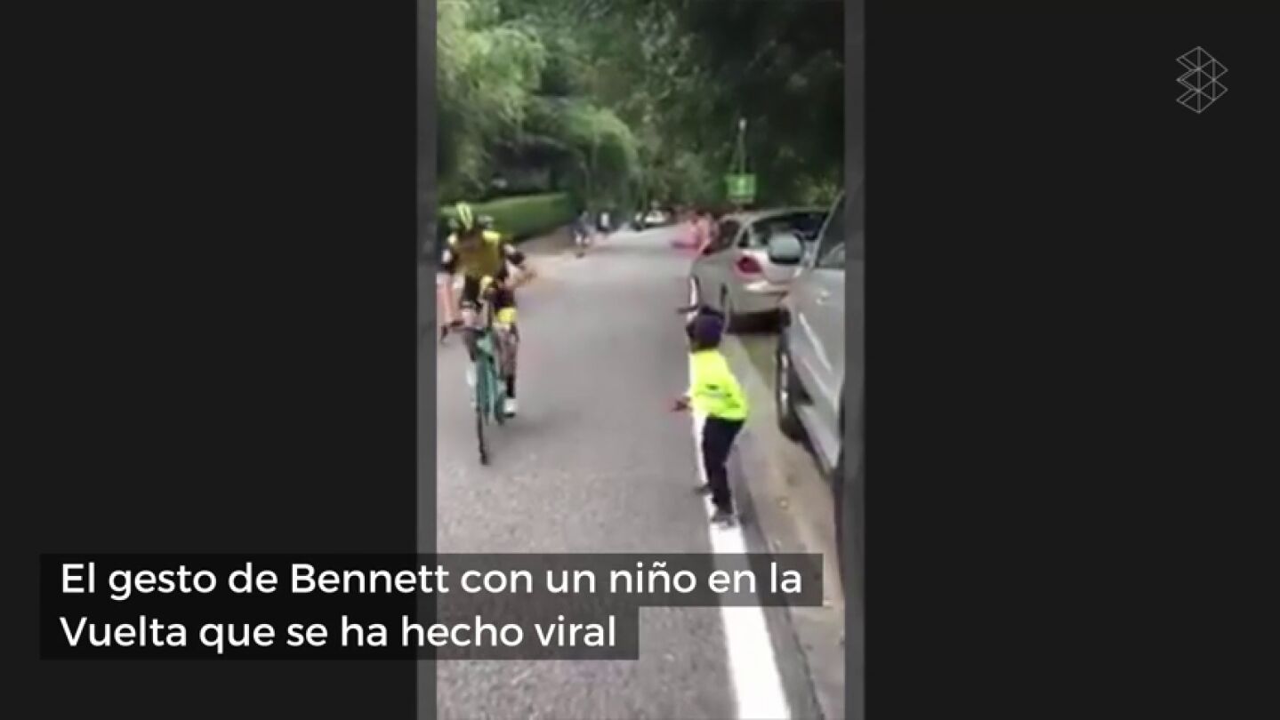 El bonito gesto del ciclista George Bennett con un ni&ntilde;o que le animaba en la Vuelta