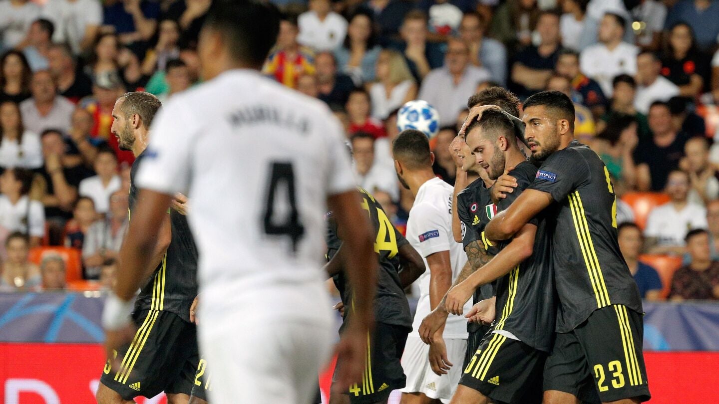 Pjanic celebra uno de sus dos goles en Mestalla