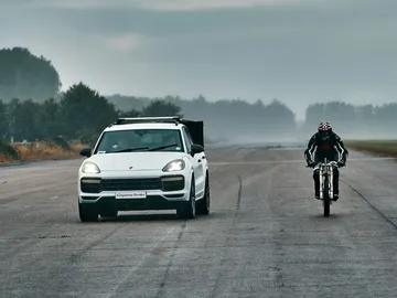 High Neil Campbell Cyclist Cayenne Turbo Porsche  High Neil Campbell Cyclist Cayenne Turbo Porsche