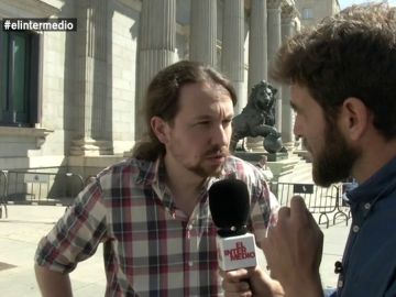 Pablo Iglesias habla con Gonzo a su salida del Congreso Pablo Iglesias habla con Gonzo a su salida del Congreso