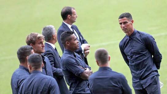 La plantilla de la Juventus espera sobre el césped La plantilla de la Juventus espera sobre el césped