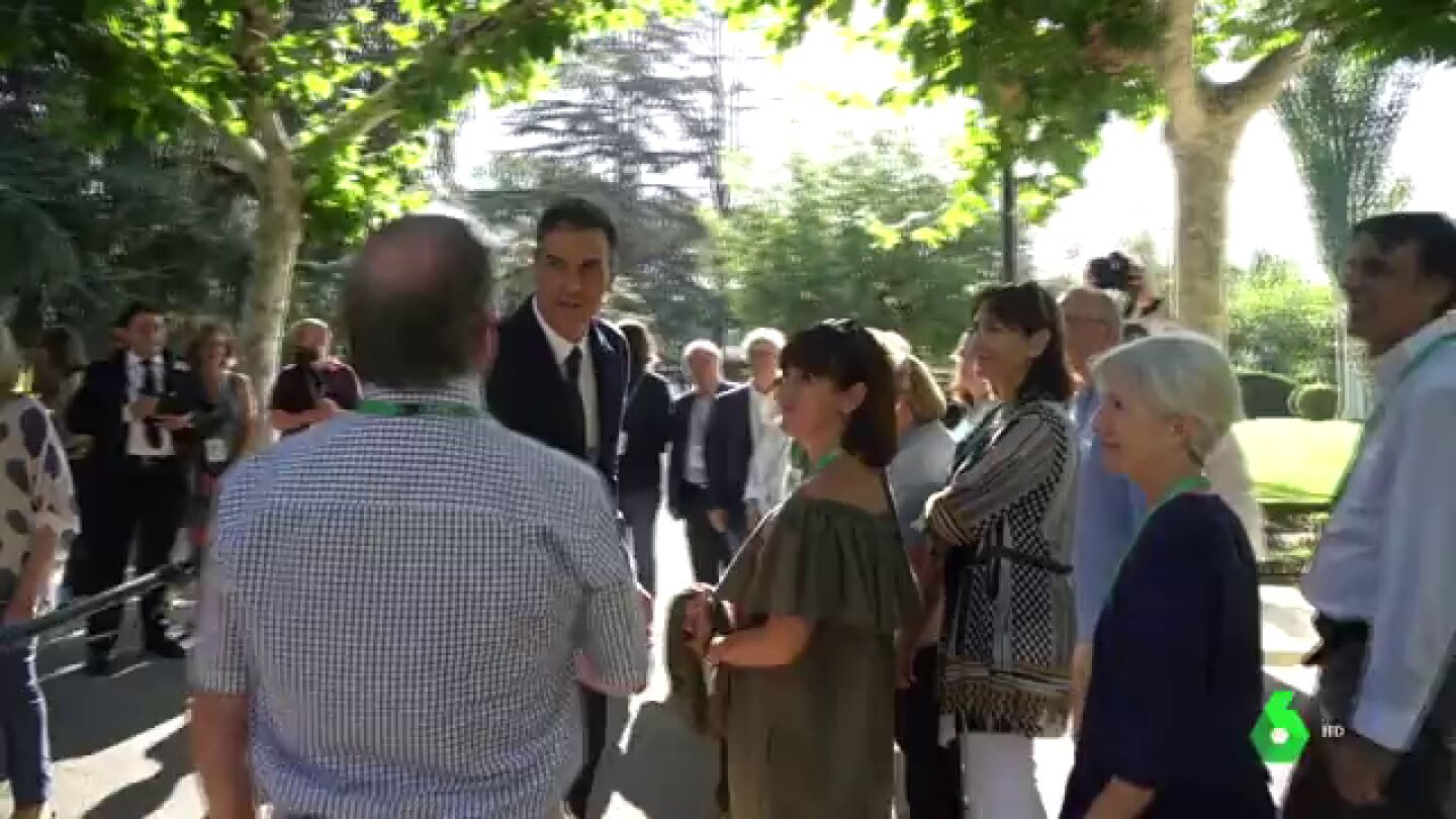 Pedro S&aacute;nchez recibe a los primeros visitantes en el Palacio de la Moncloa