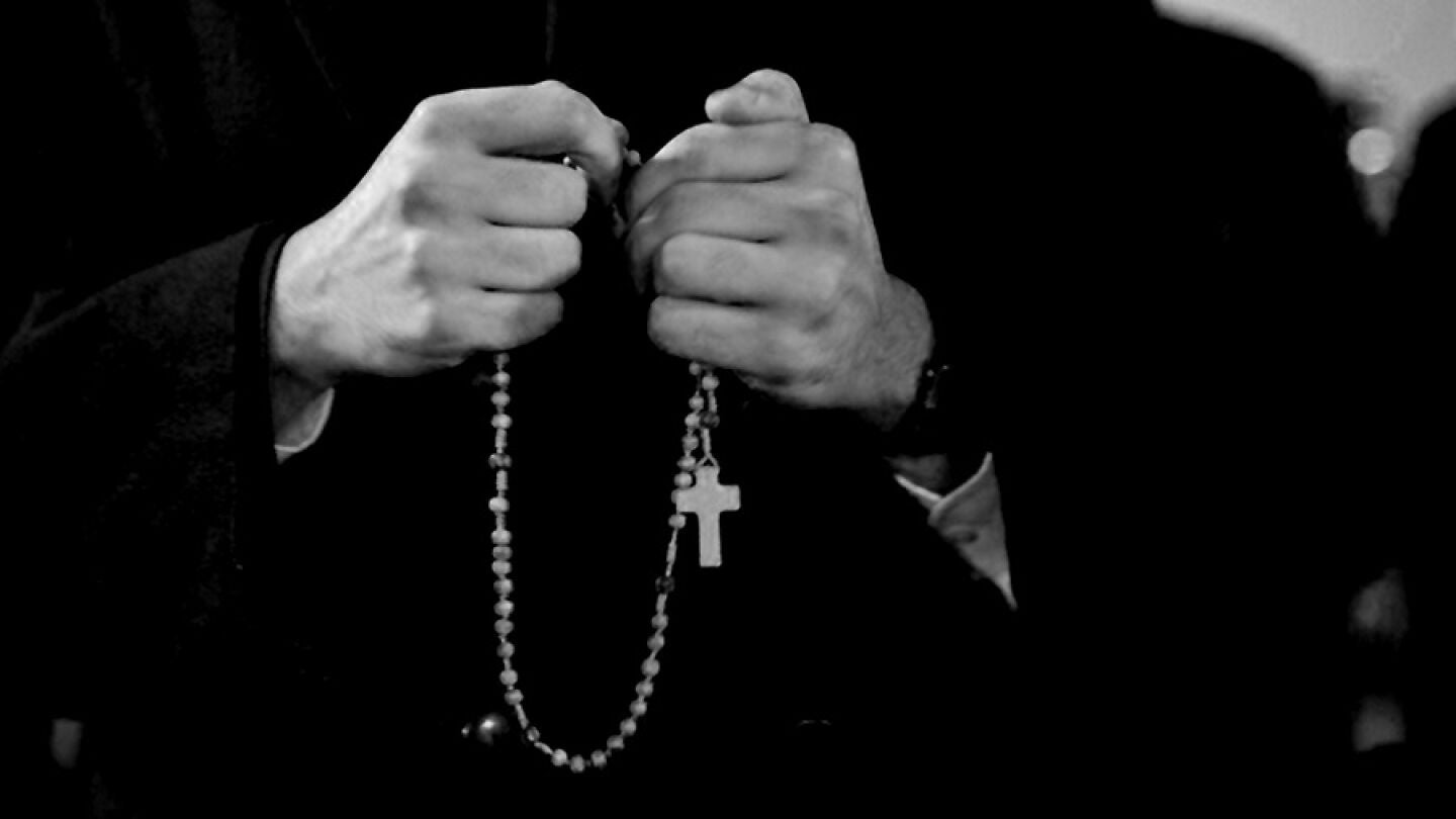Imagen de archivo de las manos de un religioso