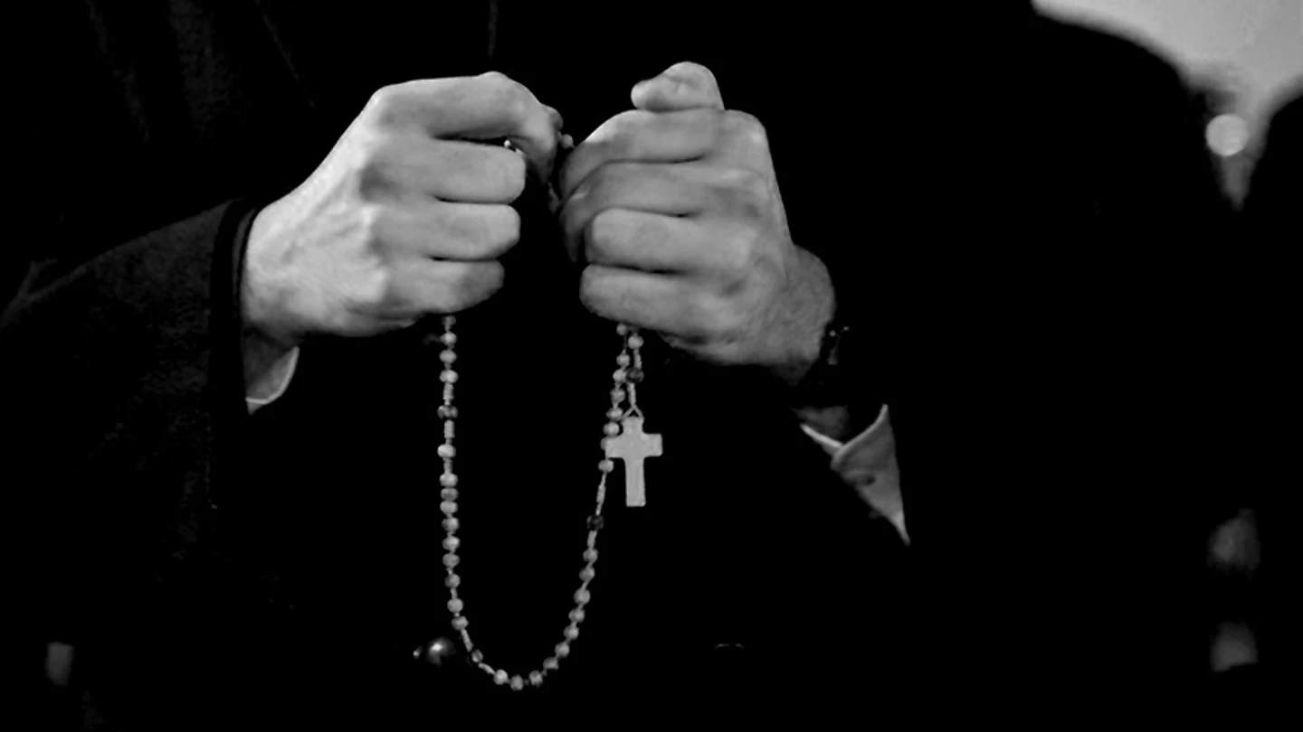 Imagen de archivo de las manos de un religioso Imagen de archivo de las manos de un religioso