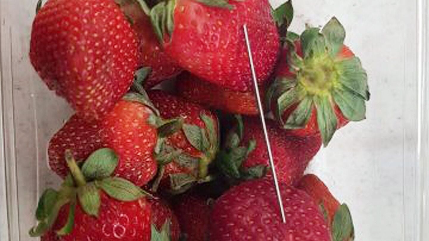 Fotograf&iacute;a que facilita la polic&iacute;a de Queensland en la que se puede apreciar una aguja en un paquete de fresas