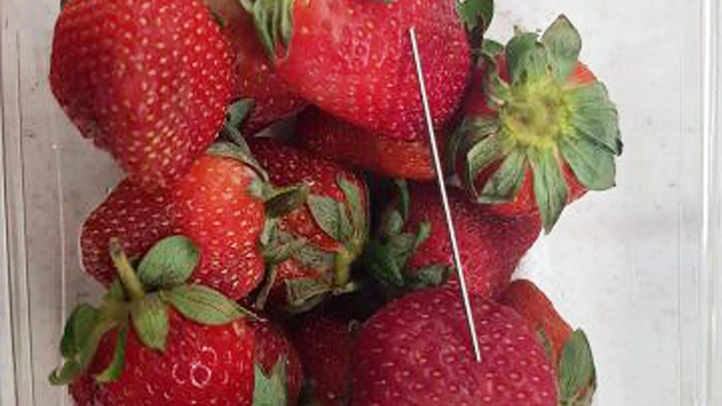 Fotografía que facilita la policía de Queensland en la que se puede apreciar una aguja en un paquete de fresas