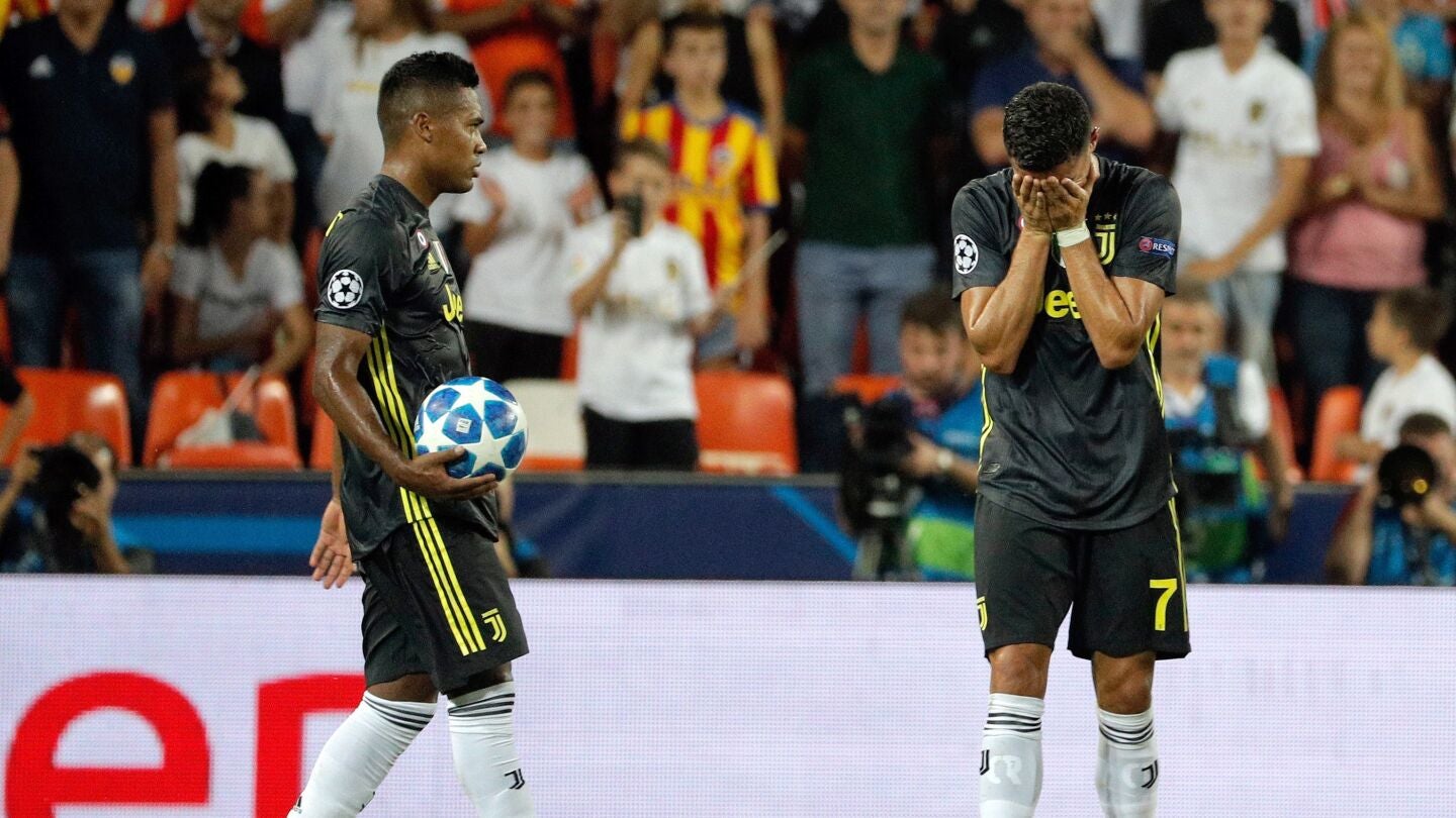 Cristiano Ronaldo se lleva las manos a la cara tras ser expulsado en Mestalla