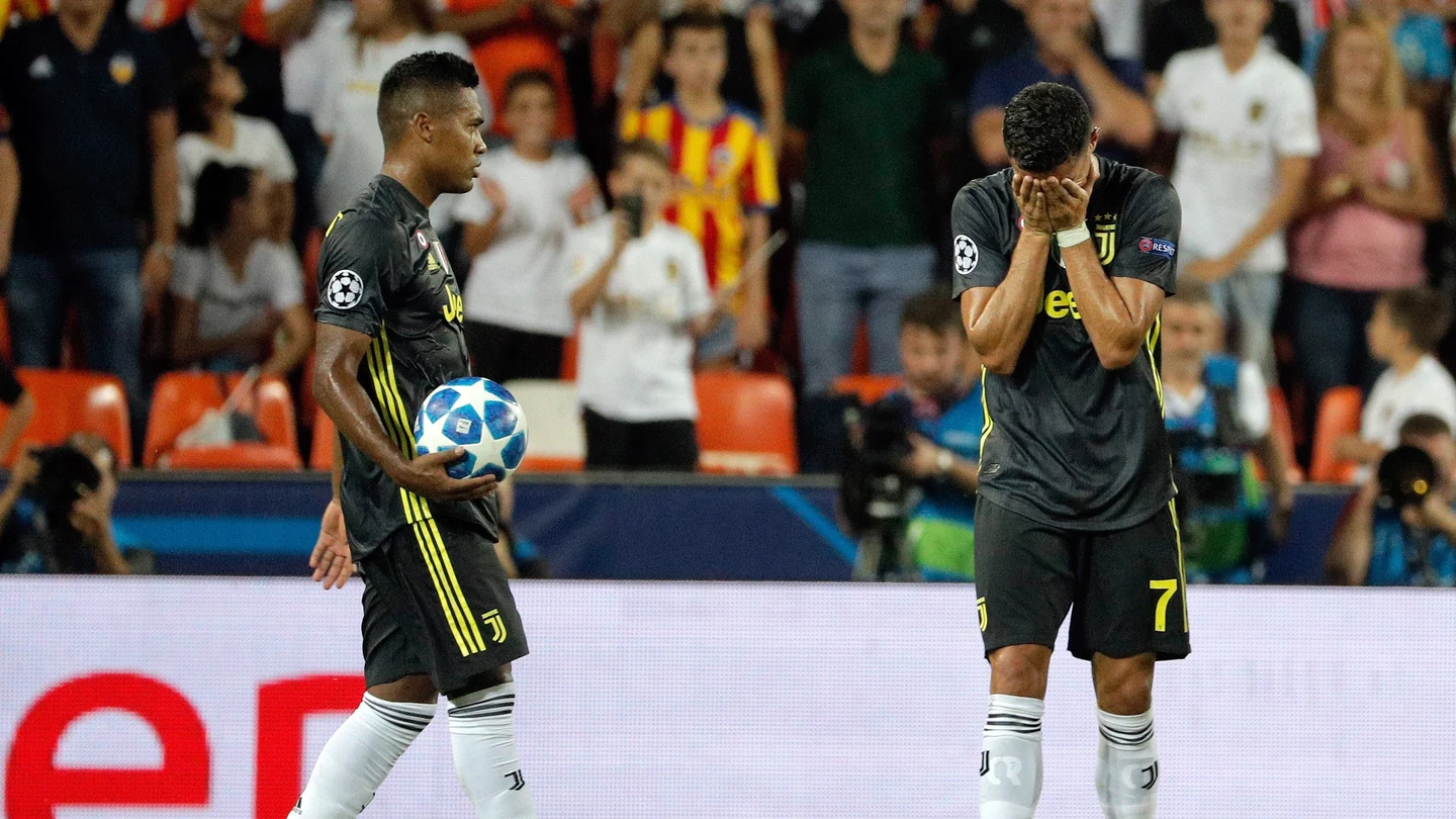 Cristiano Ronaldo se lleva las manos a la cara tras ser expulsado en Mestalla Cristiano Ronaldo se lleva las manos a la cara tras ser expulsado en Mestalla
