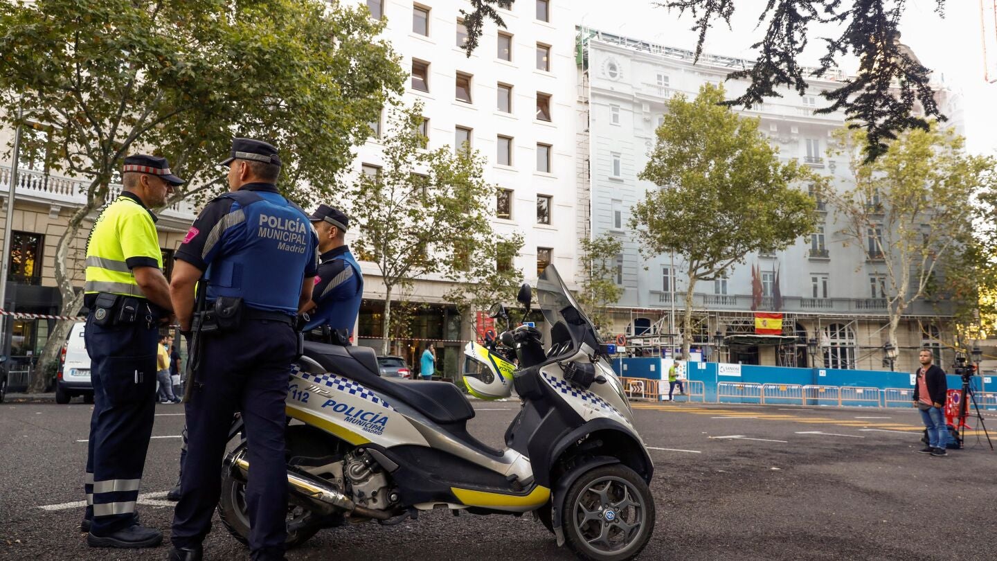 La Polic&iacute;a a las puertas del Ritz despu&eacute;s del derrumbe