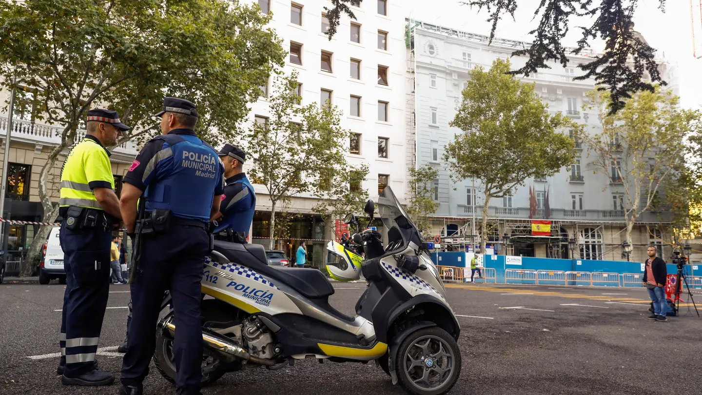 La Policía a las puertas del Ritz después del derrumbe La Policía a las puertas del Ritz después del derrumbe