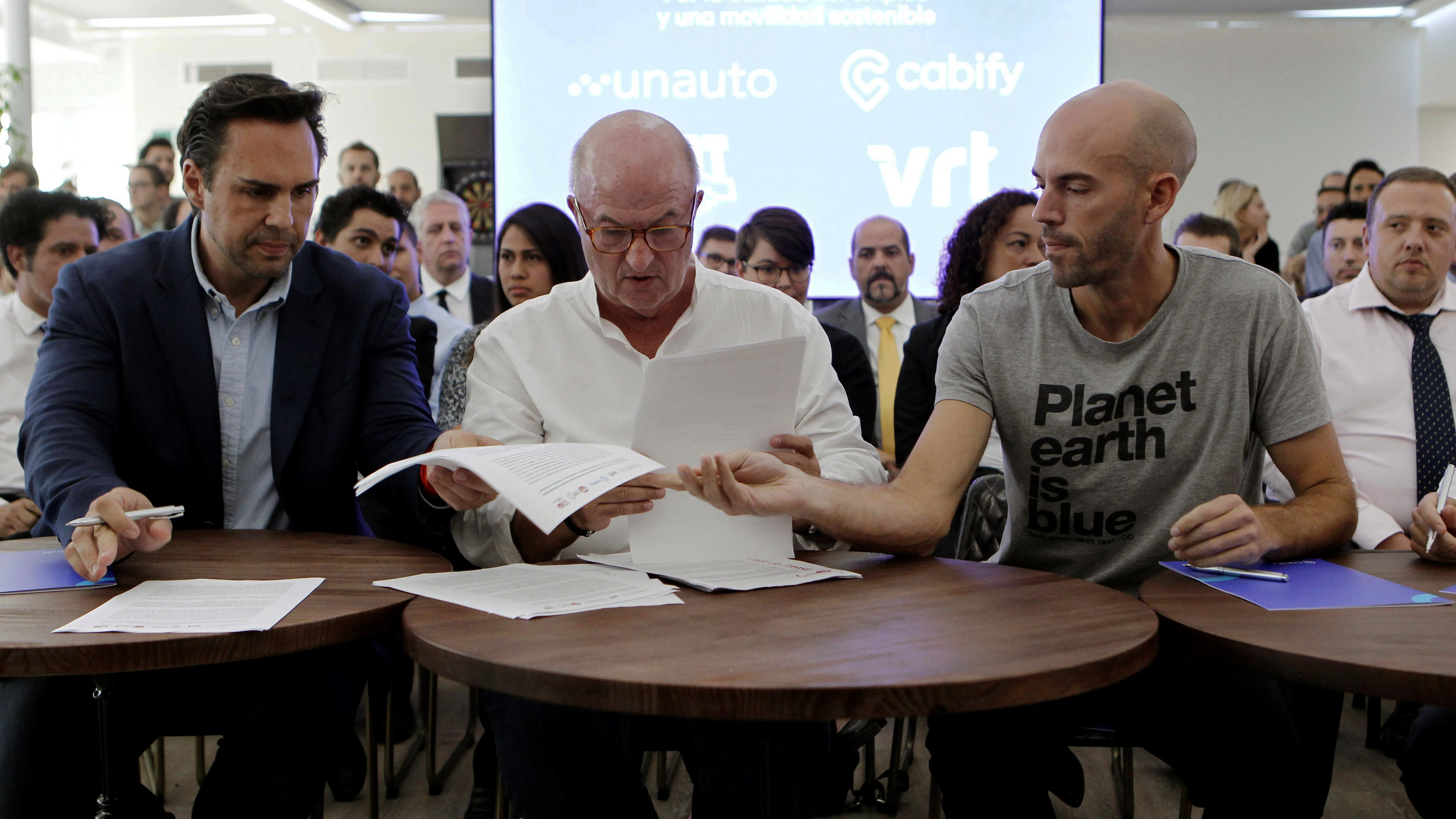 El presidente de Unauto VTC, Eduardo Martín; el secretario general de FeSMC-UGT, Miguel Ángel Cilleros; y el consejero delegado de Cabify, Juan de Antonio.