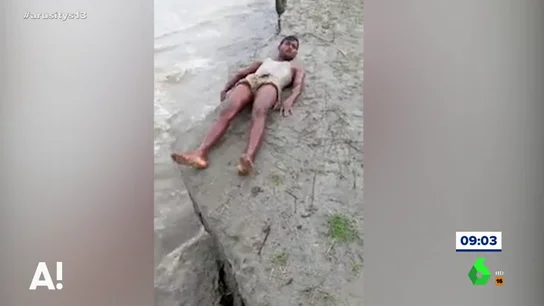 Un hombre pide una fotografía junto al mar foUn hombre pide una fotografía junto al mar