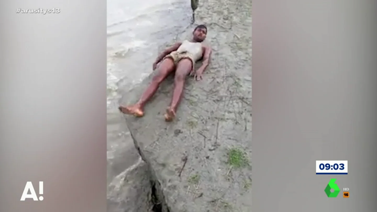 Un hombre pide una fotografía junto al mar foUn hombre pide una fotografía junto al mar
