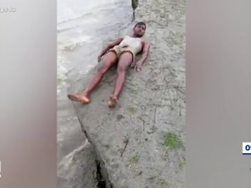 Un hombre pide una fotografía junto al mar Un hombre pide una fotografía junto al mar