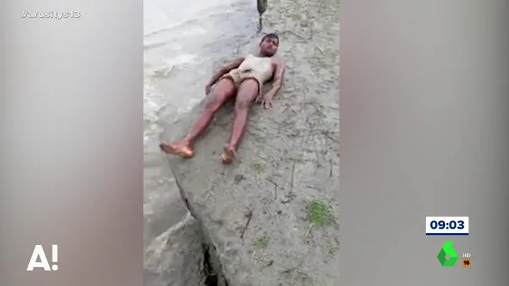 foUn hombre pide una fotografía junto al mar