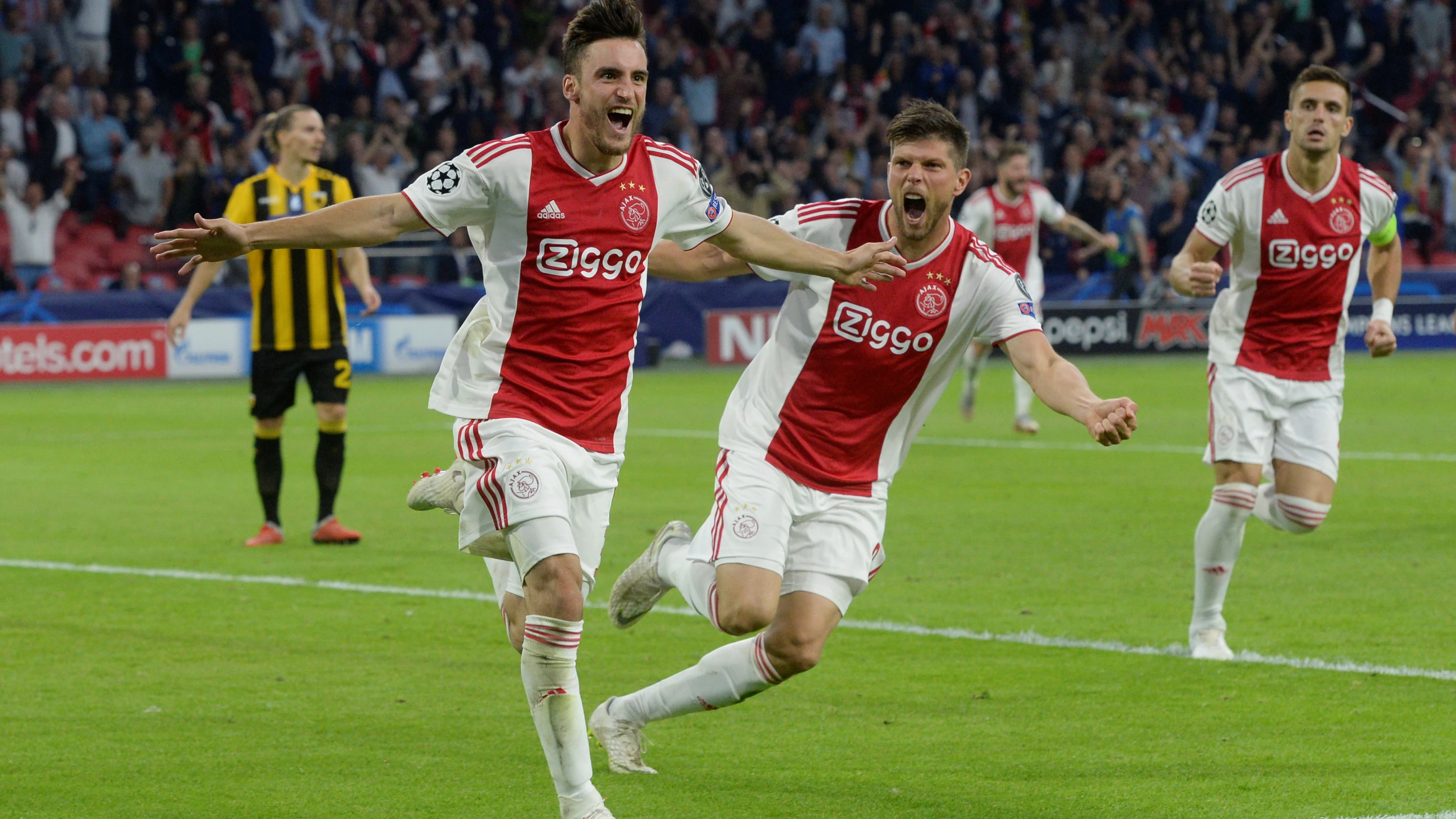 Nicolás Tagliafico celebra su gol ante el AEK