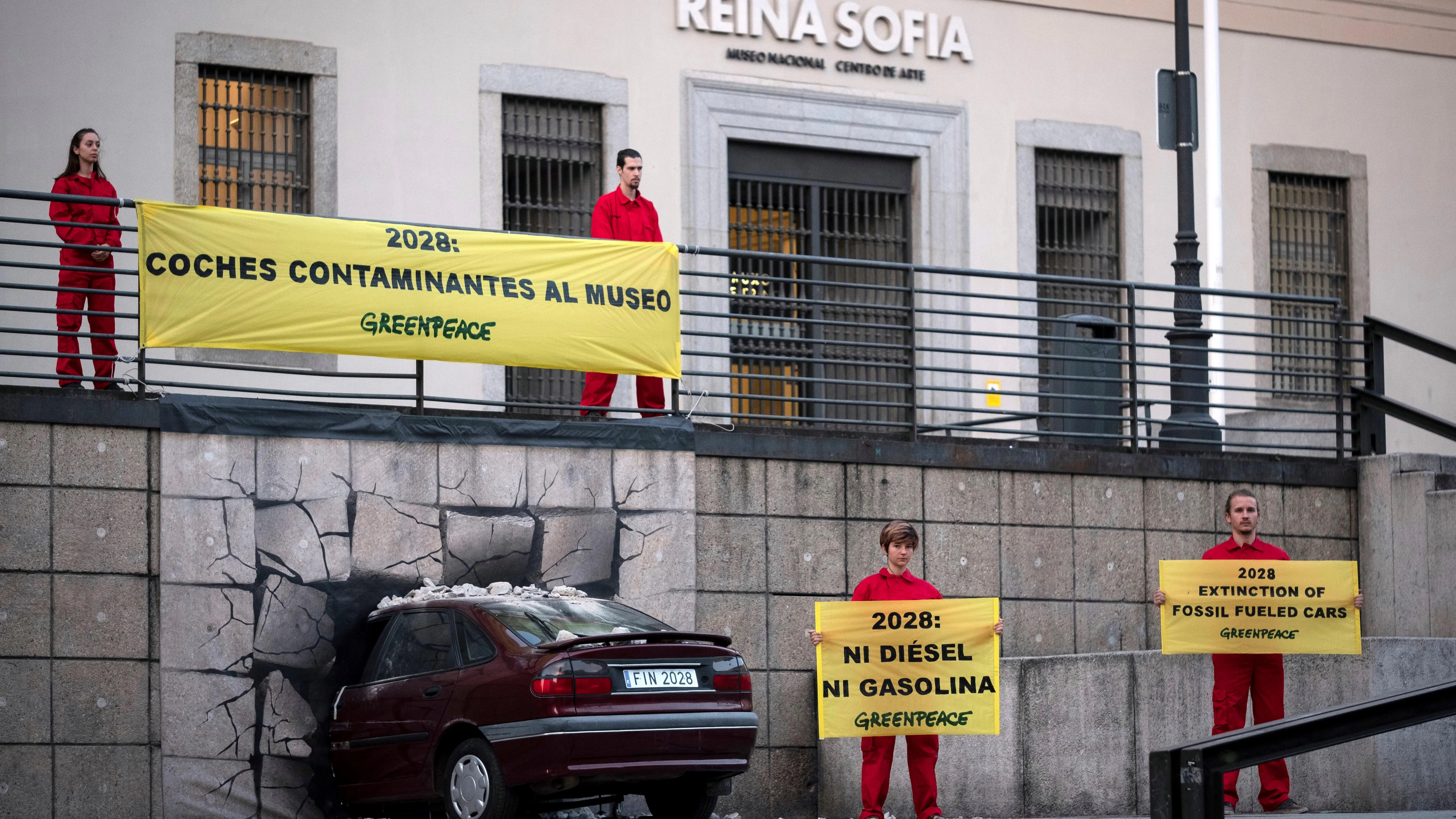 Coche empotrado en Reina Sofía 