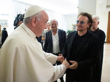 El papa Francisco recibe al cantante de U2, Bono, en el Vaticano El papa Francisco recibe al cantante de U2, Bono, en el Vaticano