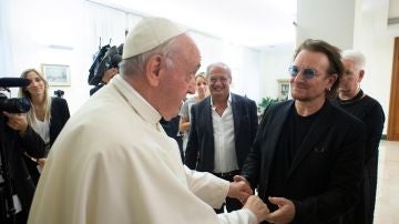 El papa Francisco recibe al cantante de U2, Bono, en el Vaticano