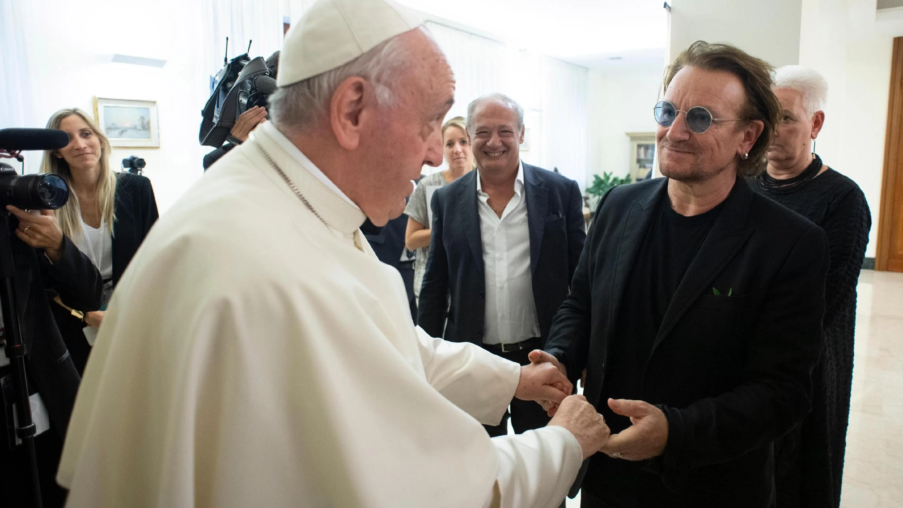 El papa Francisco recibe al cantante de U2, Bono, en el Vaticano