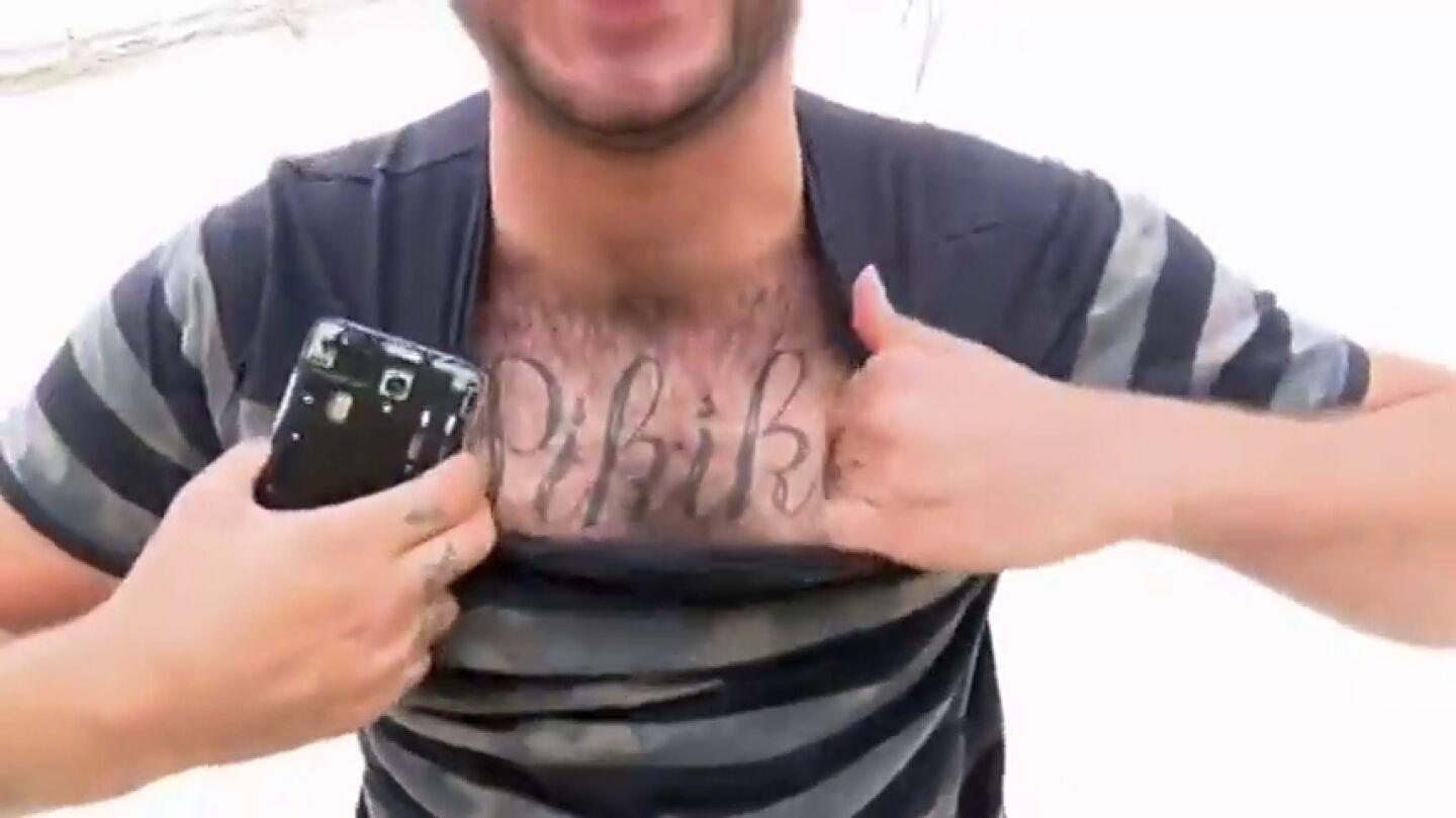 Un hombre ense&ntilde;a su tatuaje del clan 'Pikiki'