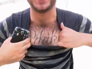 Un hombre enseña su tatuaje del clan 'Pikiki' Un hombre enseña su tatuaje del clan 'Pikiki'