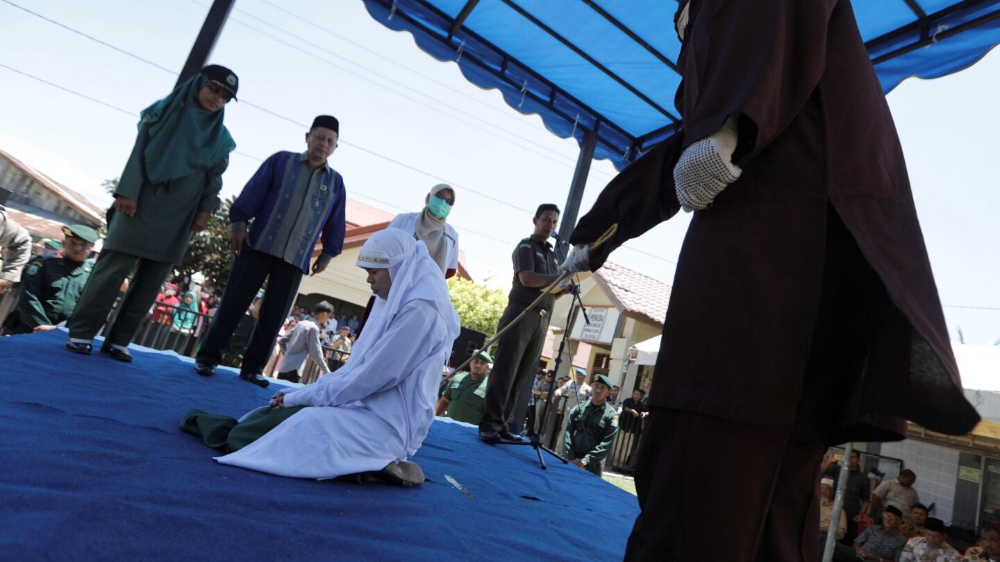 Una mujer es azotada en p&uacute;blico acusada de adulterio en Banda Aceh, Aceh (Indonesia)