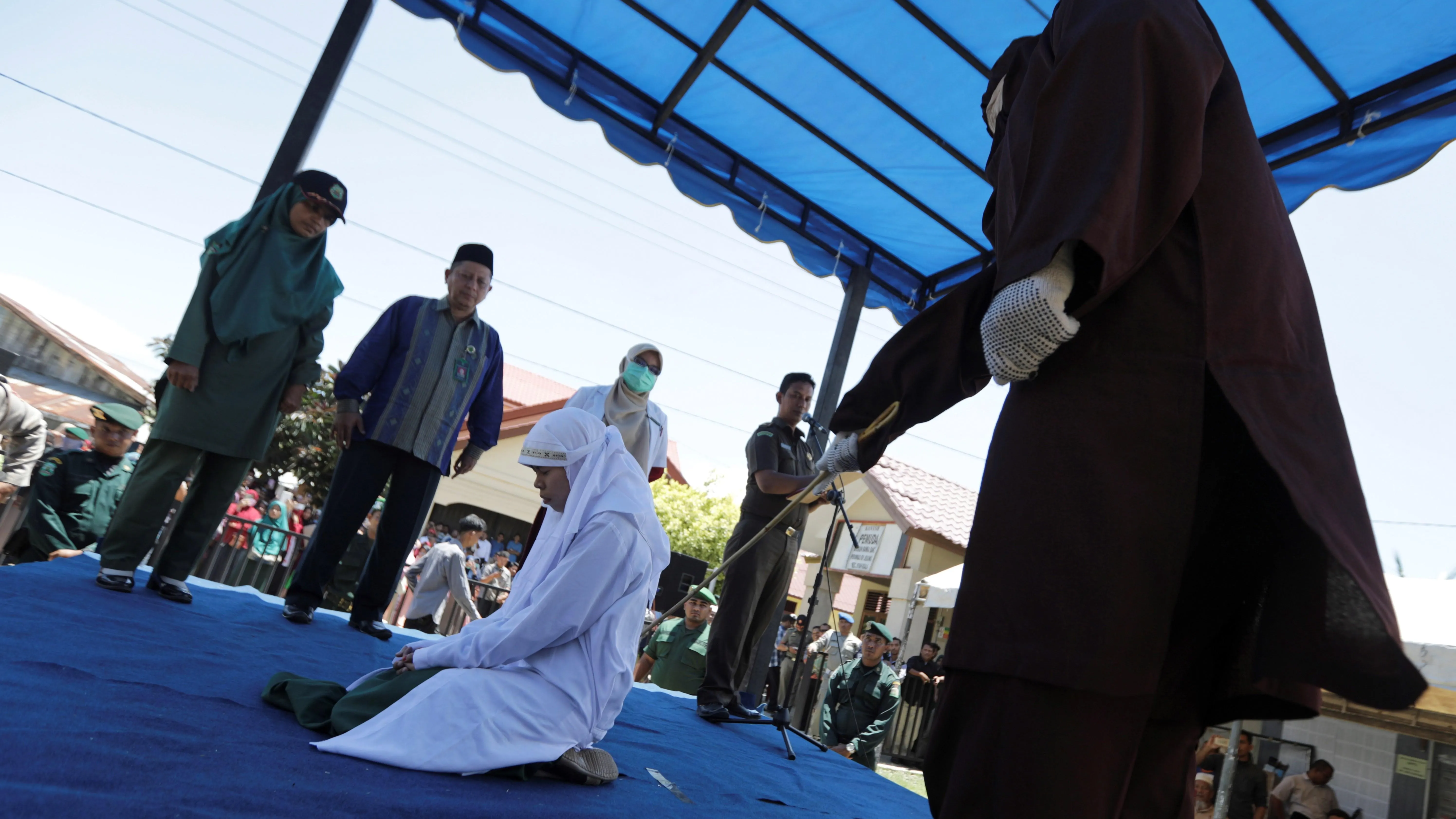 Una mujer es azotada en público acusada de adulterio en Banda Aceh, Aceh (Indonesia)