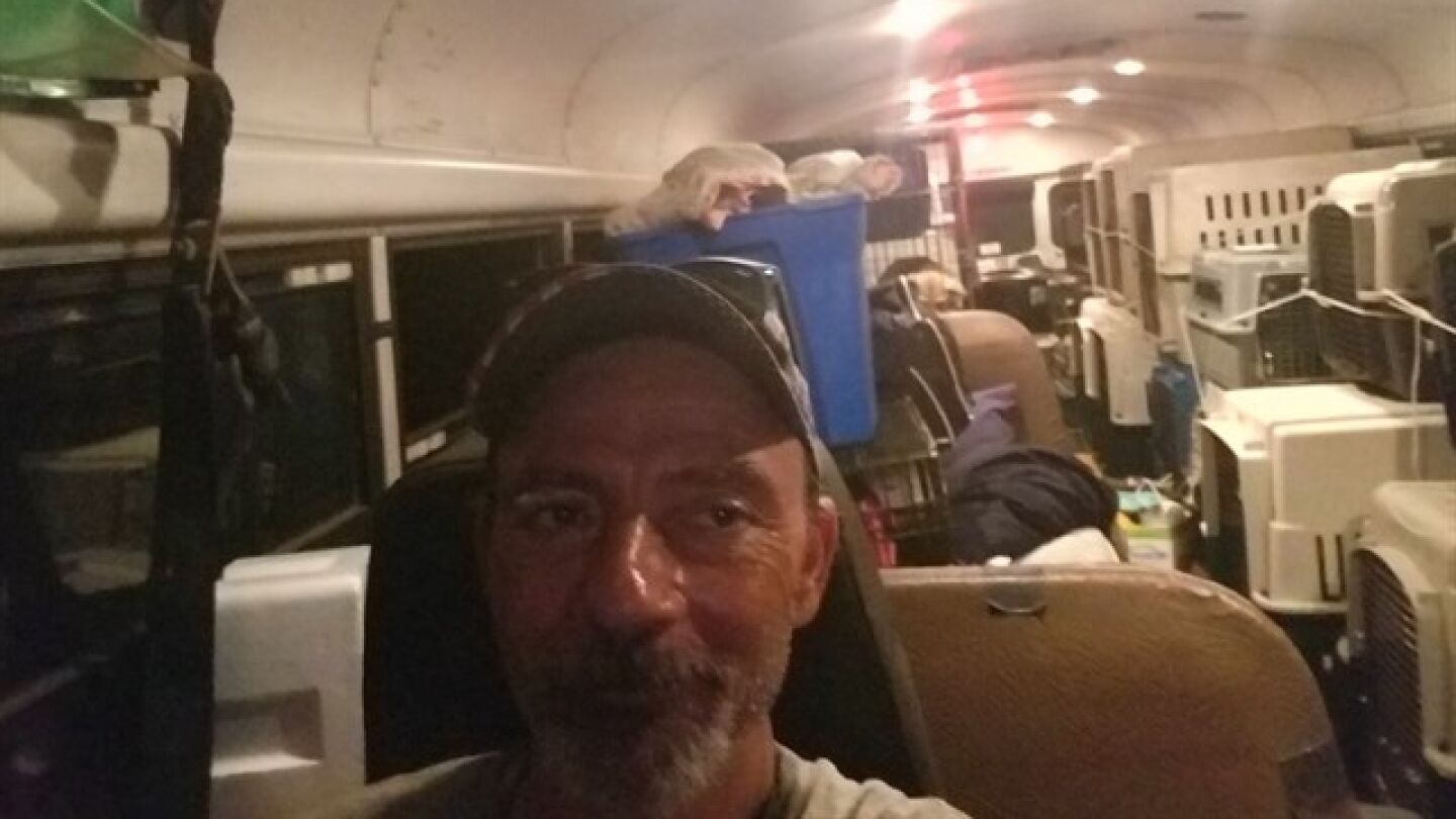 Tony Alsup en el autob&uacute;s con todas las mascotas
