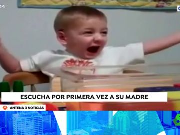 Un niños que sufre sordera escucha por primera vez Un niños que sufre sordera escucha por primera vez