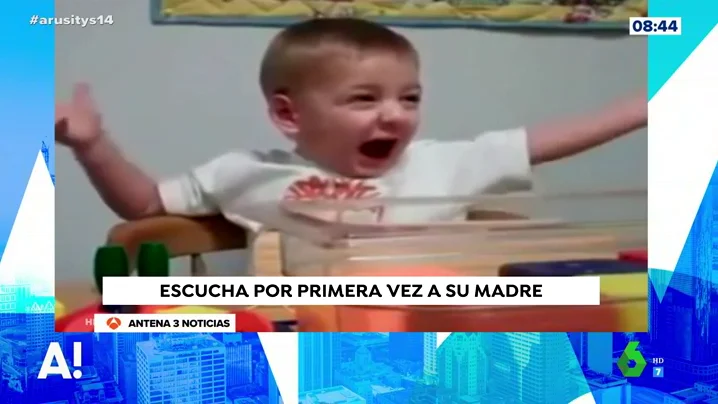 Un niños que sufre sordera escucha por primera vez