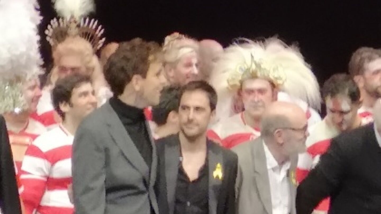 Alfons Flores y Lluc Castells, de Fura dels Baus, con lazos amarillos