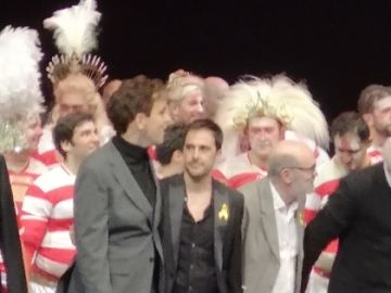 Alfons Flores y Lluc Castells, de Fura dels Baus, con lazos amarillos Alfons Flores y Lluc Castells, de Fura dels Baus, con lazos amarillos