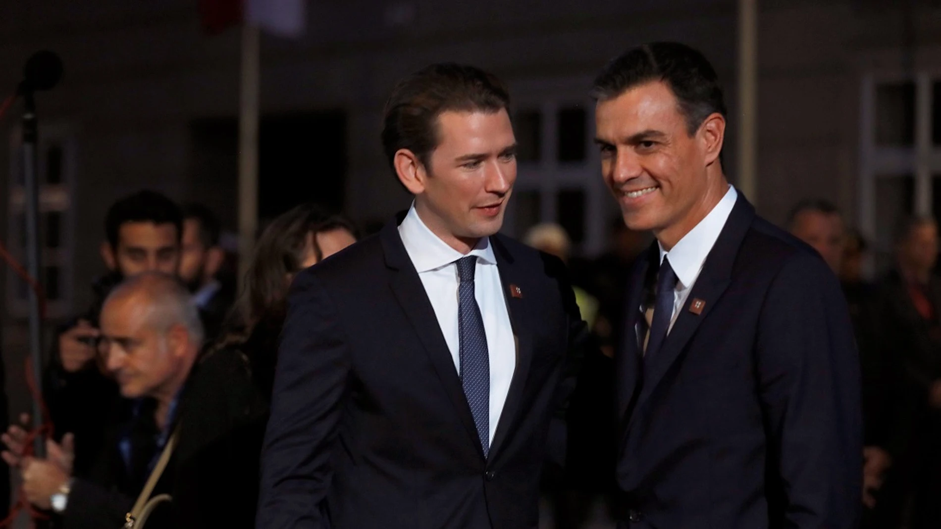 Pedro Sánchez es recibido por el canciller austríaco, Sebastian Kurz 