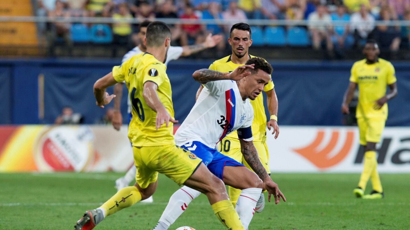 V&iacute;ctor Ruiz lucha por el bal&oacute;n ante James Tavernier