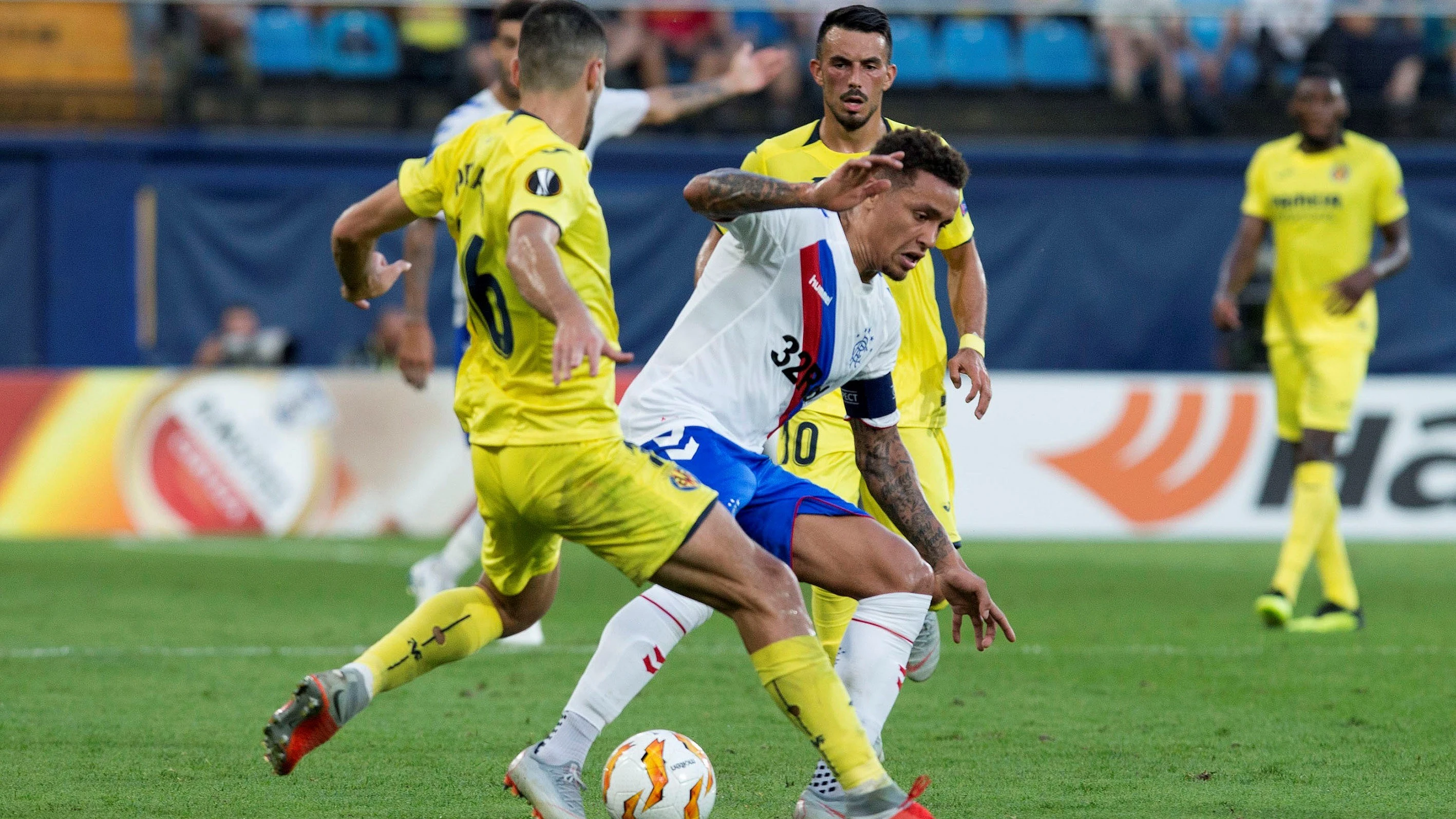 Víctor Ruiz lucha por el balón ante James Tavernier