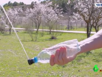 'Culo clean' es un accesorio que se acopla a una botella 'Culo clean' es un accesorio que se acopla a una botella