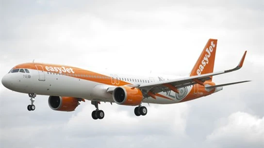 Un avión aribus A321 de la compañía easyJet Un avión aribus A321 de la compañía easyJet
