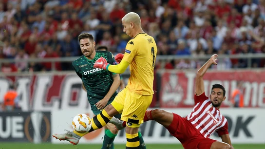 Javi Garcia presiona ante Joel Robles Javi Garcia presiona ante Joel Robles