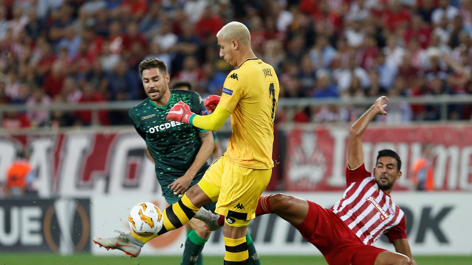 Javi Garcia presiona ante Joel Robles