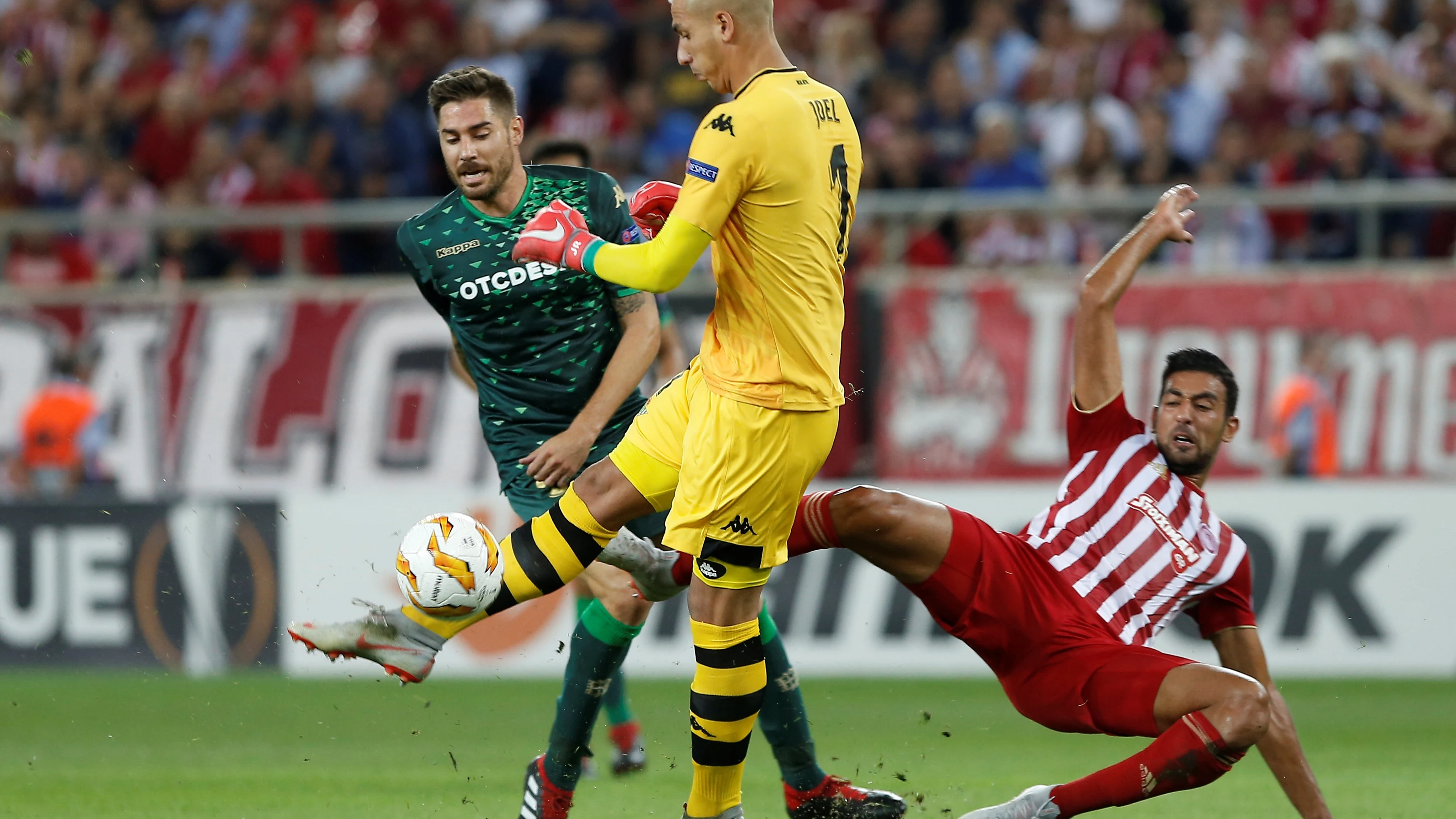 Javi Garcia presiona ante Joel Robles